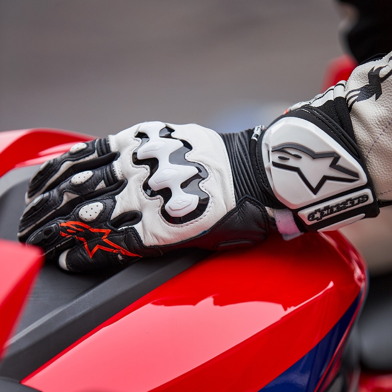 Alpinestars GP PRO R 4 motoros kesztyű fekete-fehér