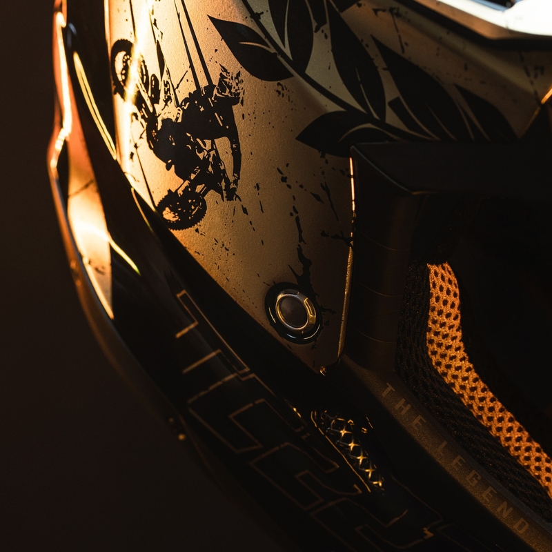Airoh Aviator 3.0 "TC 222 THE LEGEND" motokrossz bukósisak fekete-arany