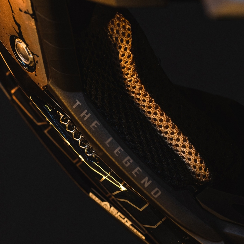 Airoh Aviator 3.0 "TC 222 THE LEGEND" motokrossz bukósisak fekete-arany
