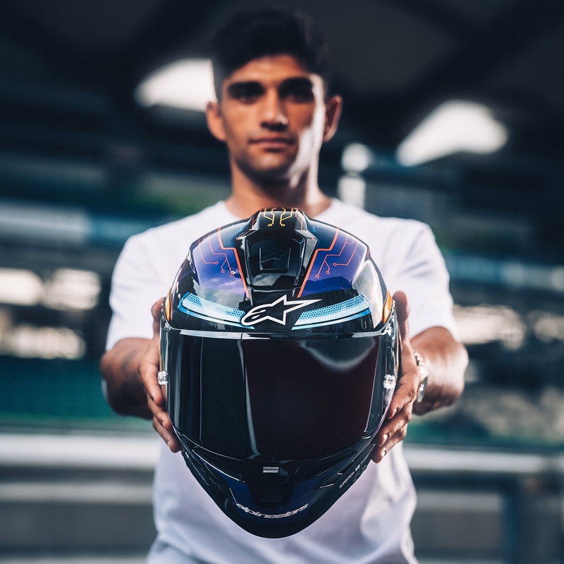 Alpinestars Supertech R-10 limitált kiadású Martinator Jorge Martin zárt motoros bukósisak kék-lila-piros-sárga