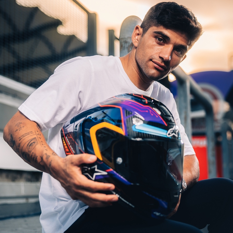 Alpinestars Supertech R-10 limitált kiadású Martinator Jorge Martin zárt motoros bukósisak kék-lila-piros-sárga