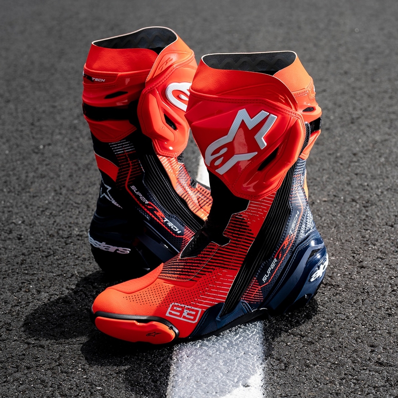 Alpinestars Supertech R Vented limitált kiadású MM93 Marc Marquez motoros csizma fluo piros-kék-fekete