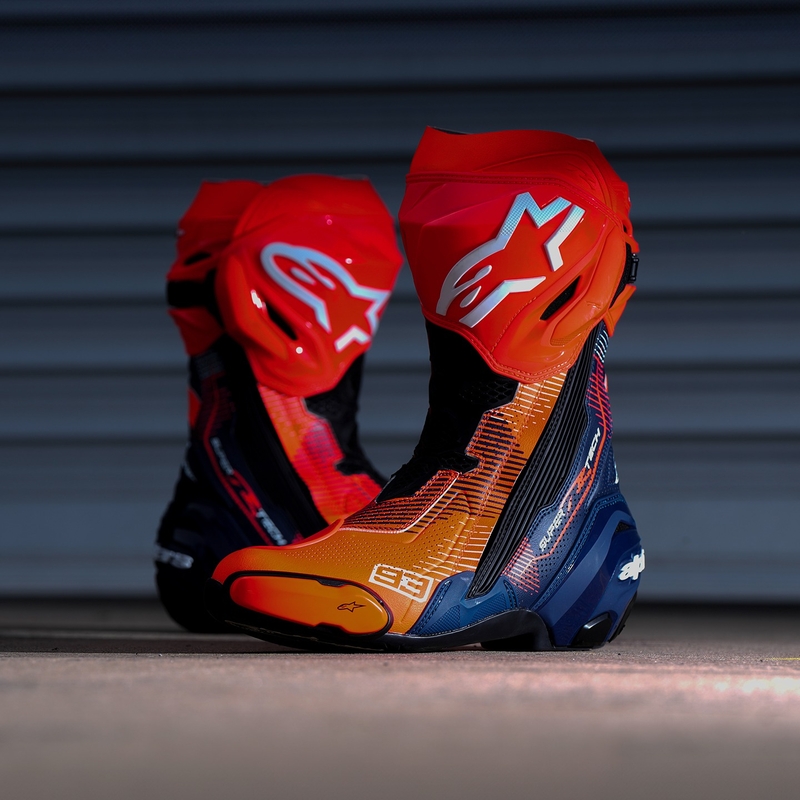 Alpinestars Supertech R Vented limitált kiadású MM93 Marc Marquez motoros csizma fluo piros-kék-fekete