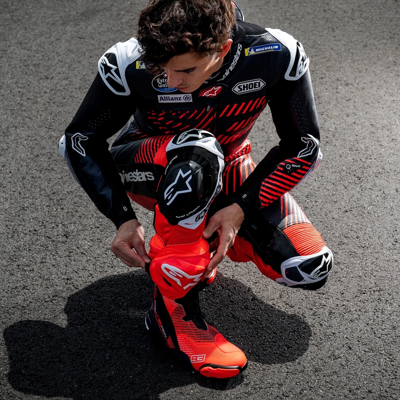 Alpinestars Supertech R Vented limitált kiadású MM93 Marc Marquez motoros csizma fluo piros-kék-fekete