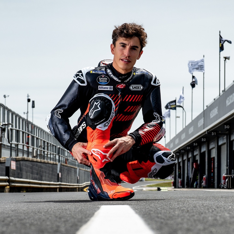 Alpinestars Supertech R Vented limitált kiadású MM93 Marc Marquez motoros csizma fluo piros-kék-fekete