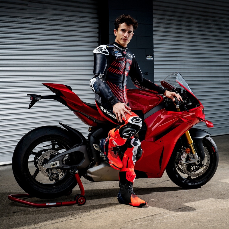 Alpinestars Supertech R Vented limitált kiadású MM93 Marc Marquez motoros csizma fluo piros-kék-fekete