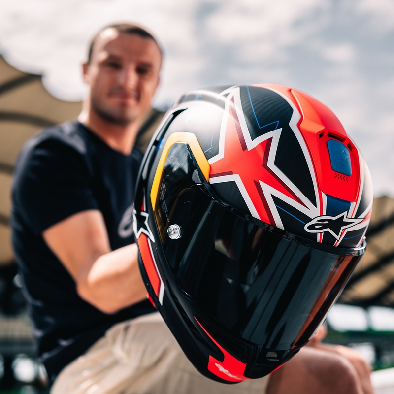 Alpinestars Supertech R10 limitált kiadású Jack Miller zárt motoros bukósisak matt szénpiros-kék-sárga-fehér