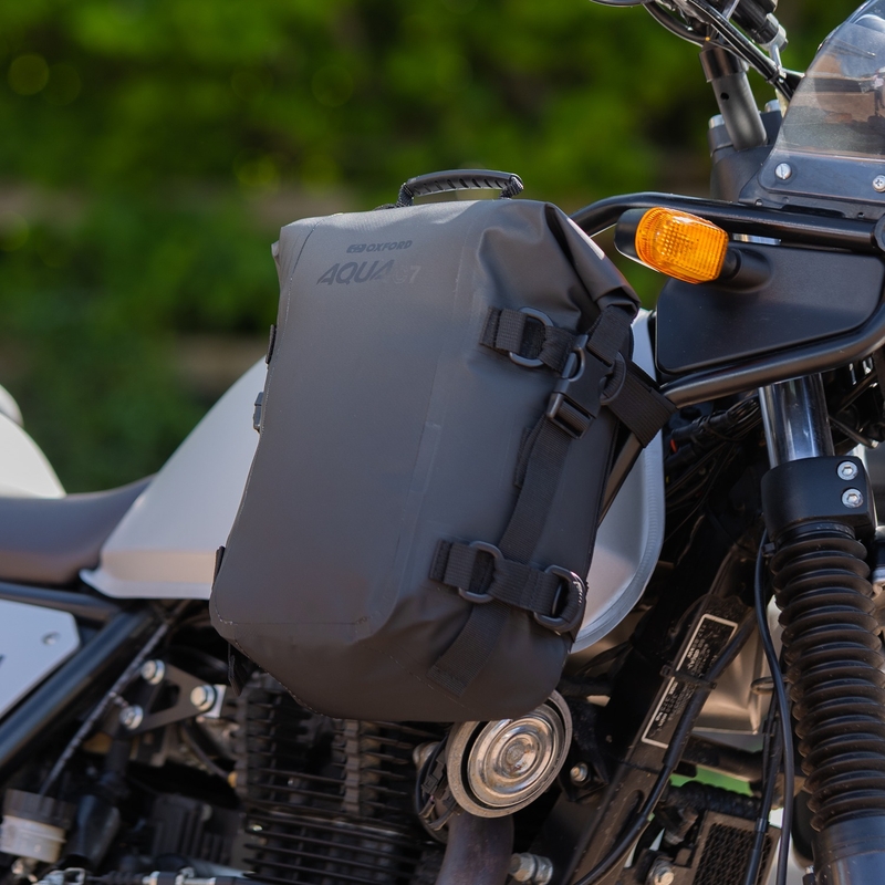 Oxford AQUA C7 Crash Bar bag motoros táska a bukókerethez 7 l fekete