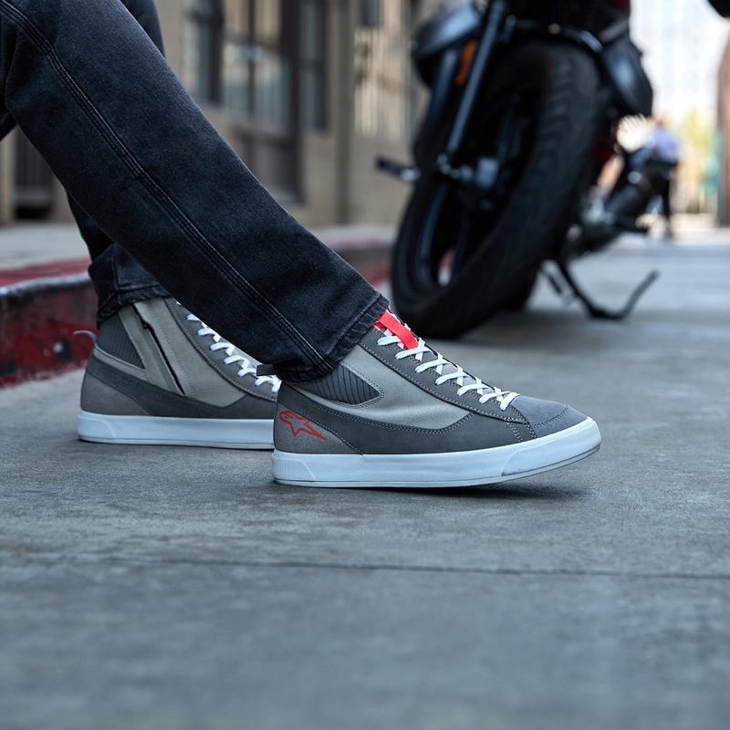 Alpinestars Stated motoros cipő világosszürke-fluo piros-fehér