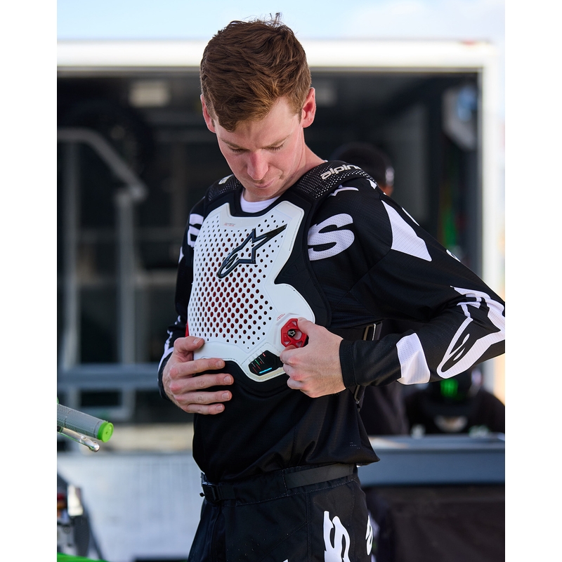 Alpinestars TECH‑AIR® MX PLASMA rendszerű légzsákos mellény fehér‑fekete‑piros