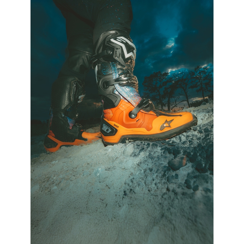 Alpinestars Tech 10 Black Hole limitált kiadású motokrossz csizma fekete-színes