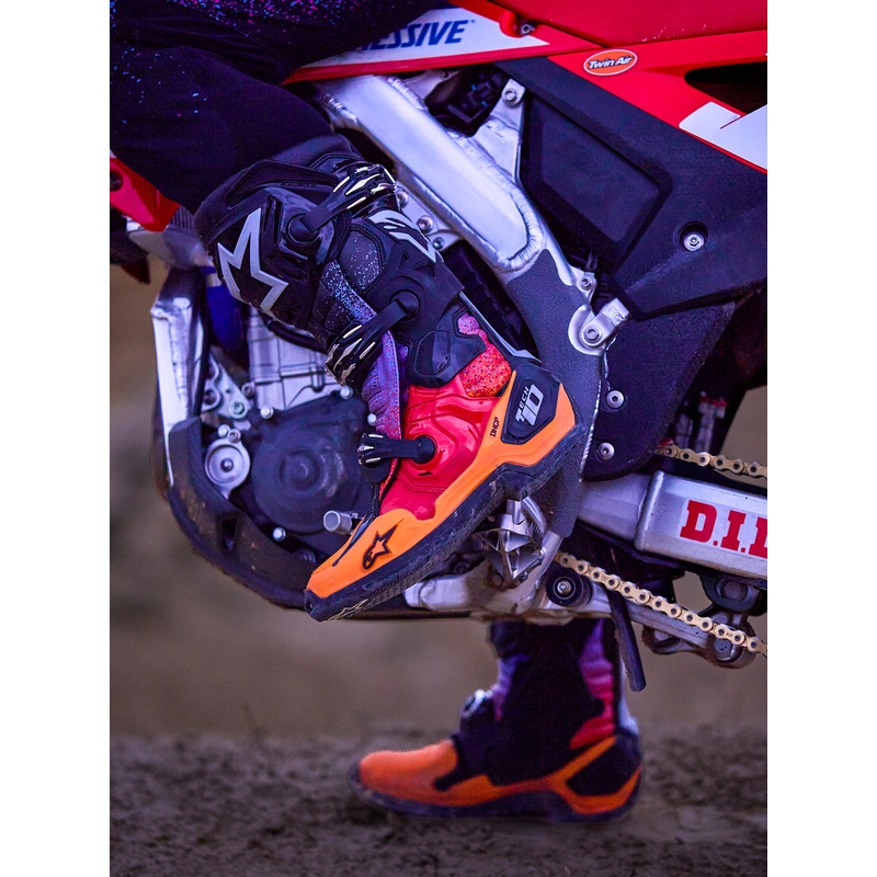 Alpinestars Tech 10 Black Hole limitált kiadású motokrossz csizma fekete-színes