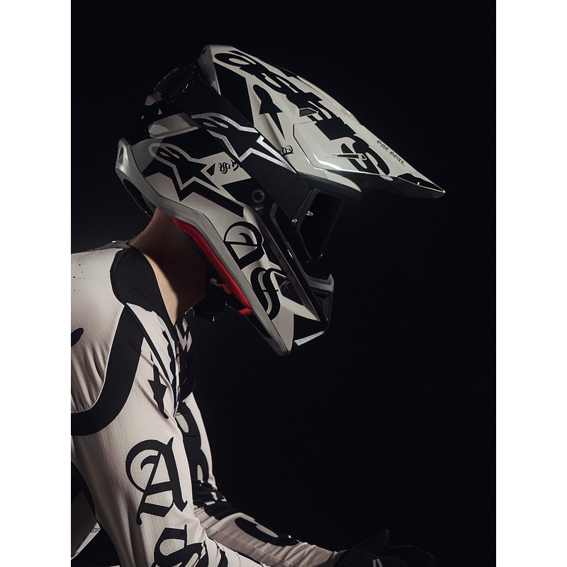 Alpinestars Supertech S-M7 limitált kiadású Wolf Dust motokrossz bukósisak homokos-fekete