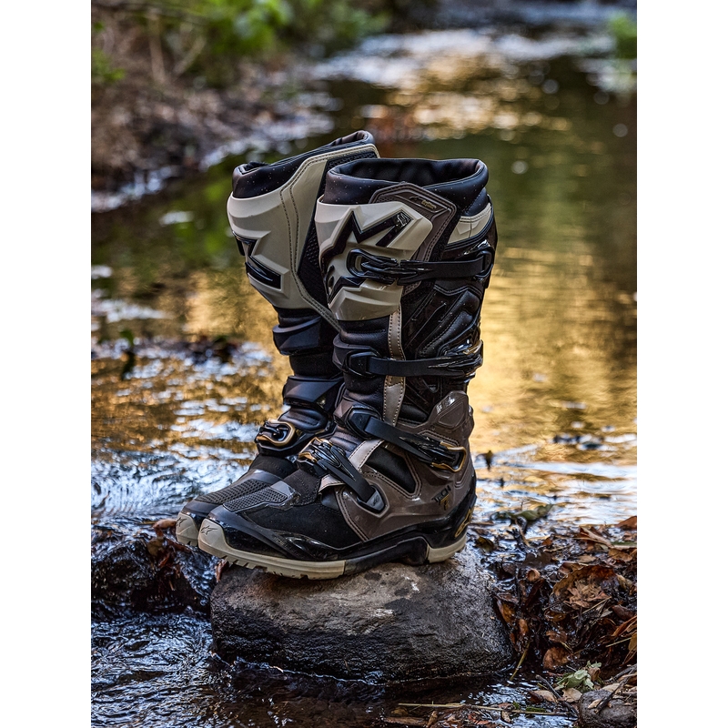 Alpinestars Tech 7 Enduro Drystar motoros csizma fekete-sötétszürke-arany